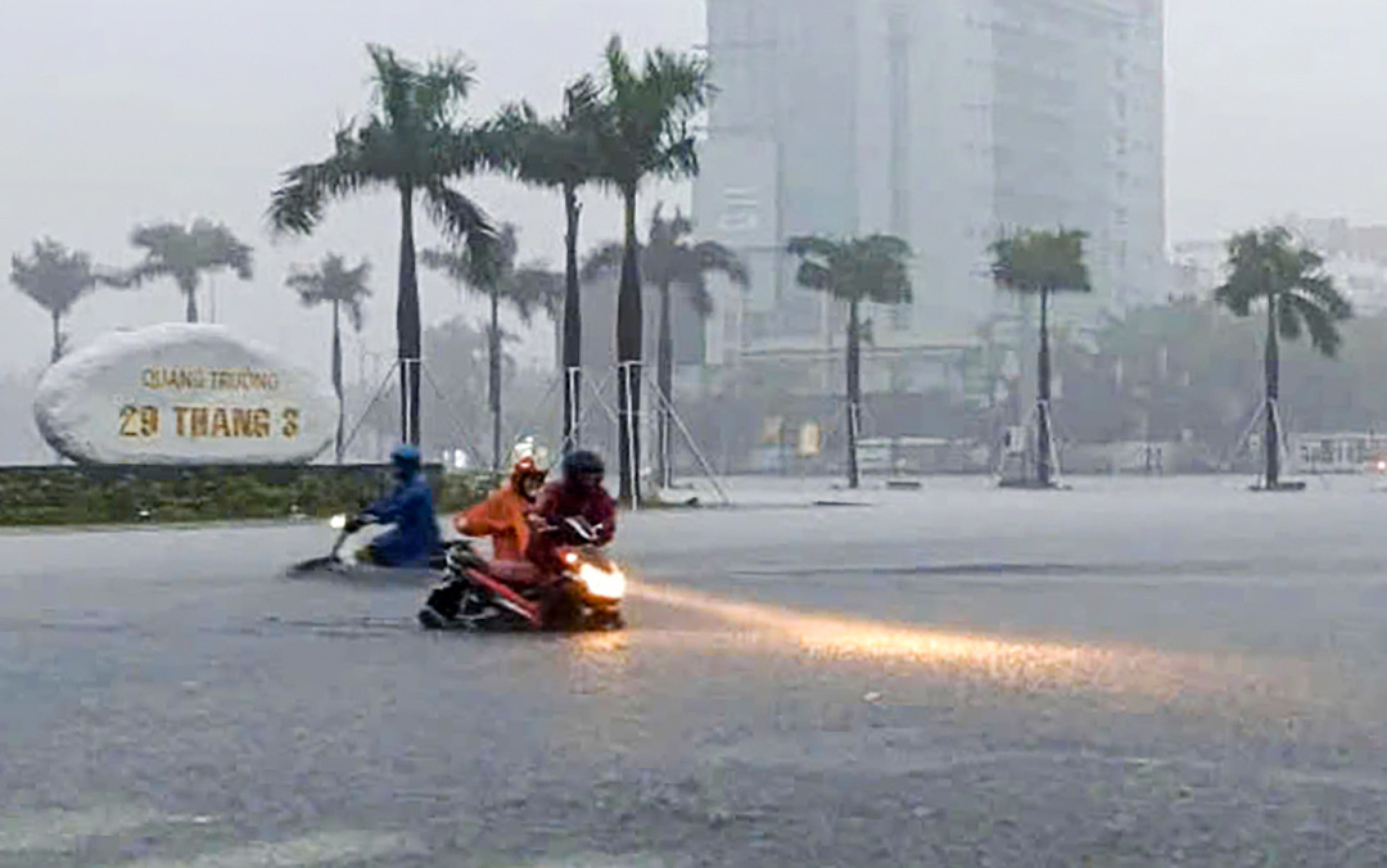 今天10月31日天气:北部降雨寒冷,大雨区从顺化移至义安